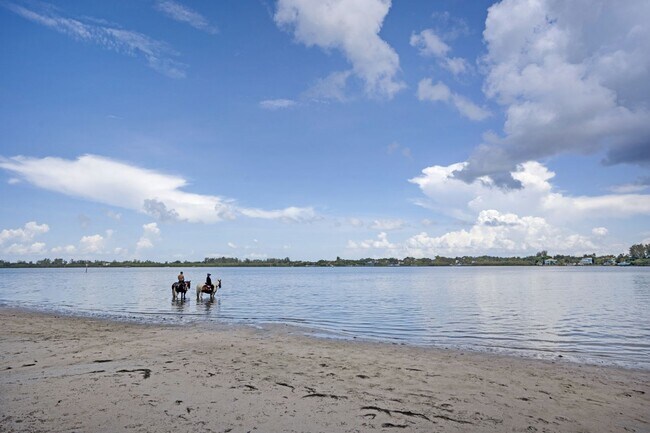 Building Photo - Monthly  FUN Furnished Bradenton, FL Rental VACA or Short term