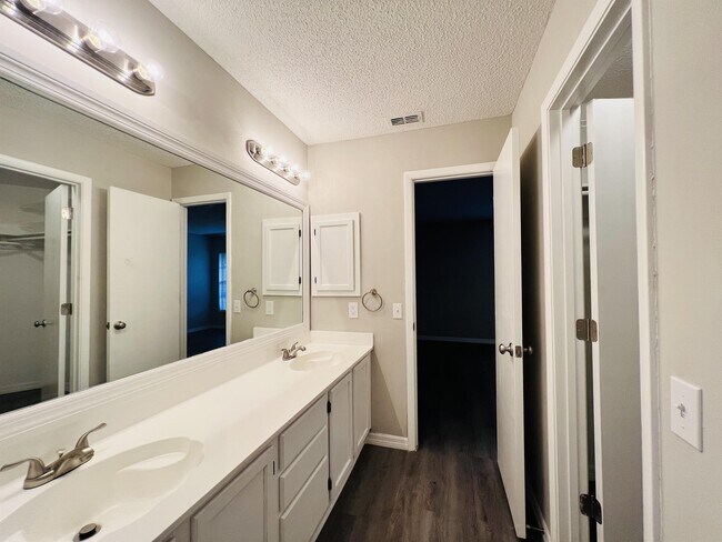 Building Photo - 1072 Gould Pl