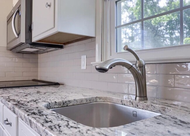 Building Photo - 131 Highview Dr