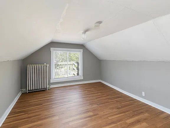 Building Photo - "Charming 2-Bedroom Gem with Ample Space on Cottage Grove Avenue!"