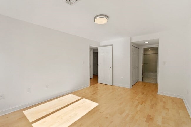 Building Photo - 183 Oak St