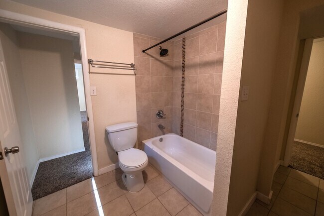 Building Photo - 3-bed, 2-bath home with large back yard