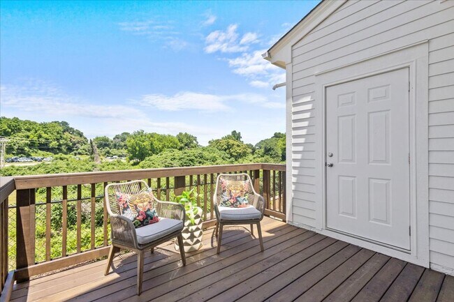 Building Photo - 4 bedroom 3.5 bath with the Bonus room and...