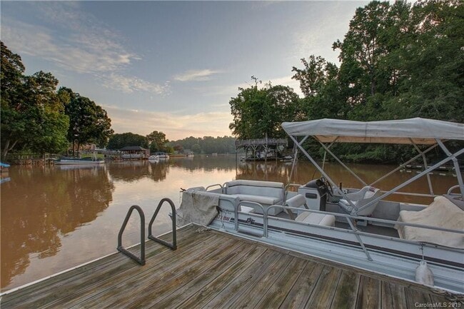 Building Photo - 800 Edgewater Dr