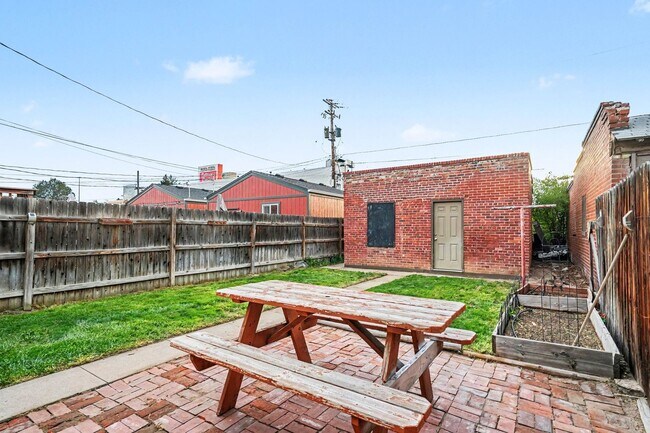 Building Photo - 825 Fox St