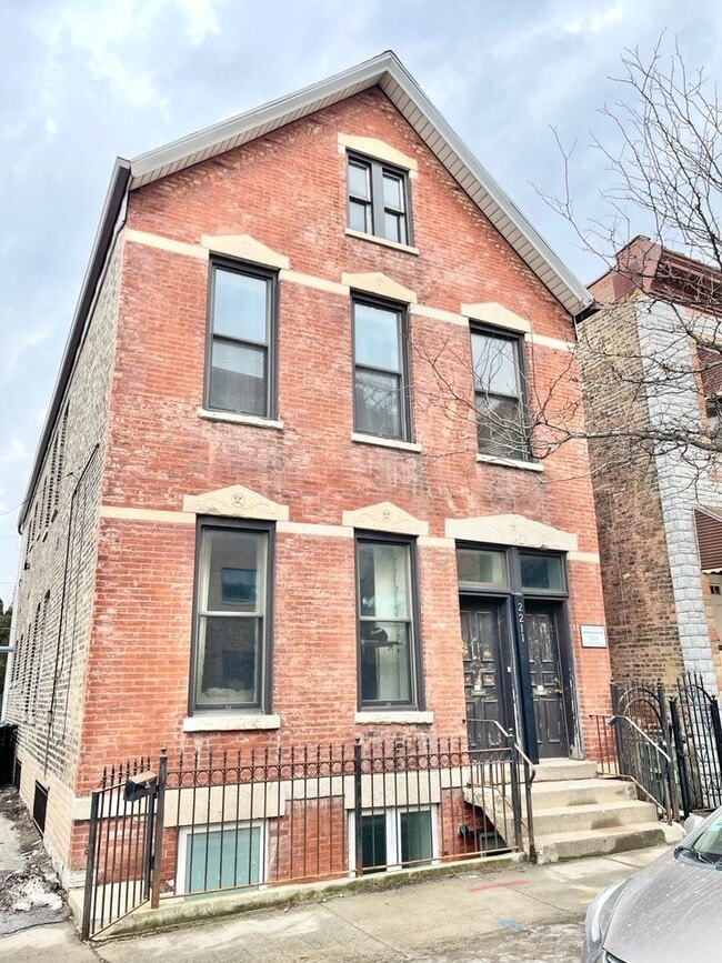 Primary Photo - 2211 W Armitage Ave