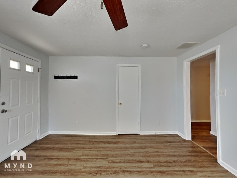 Building Photo - 808 W Smith Valley Rd