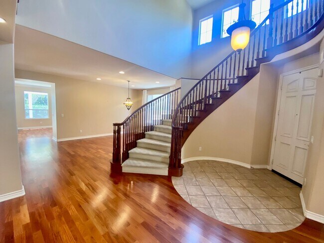 Building Photo - Elegant 5 Bedroom Home With Sweeping Staircase and Tons of Space!