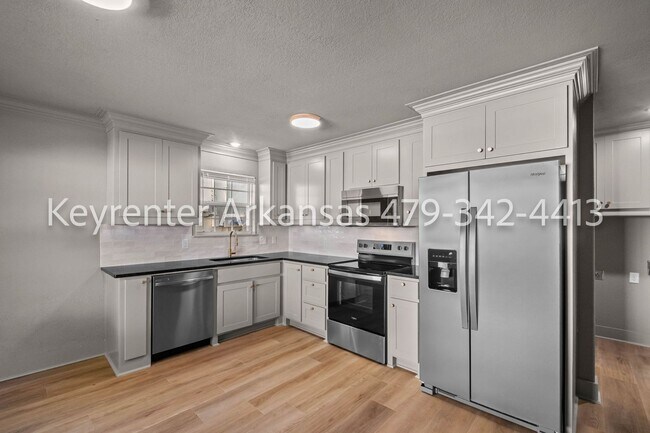Building Photo - Beautifully renovated 3 bedroom, 2 bath | Fayetteville AR