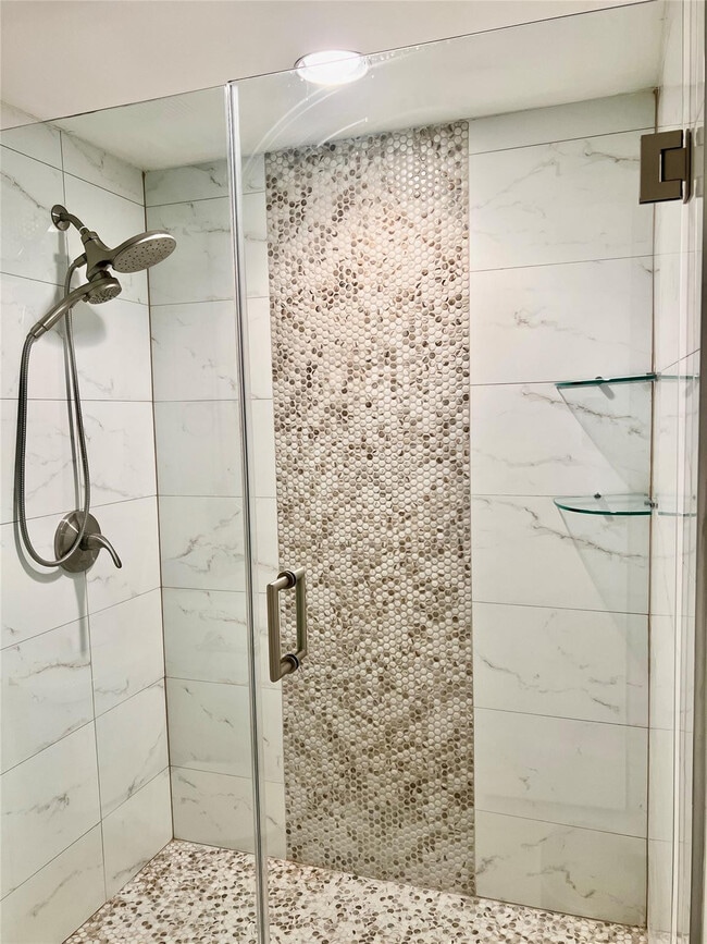 Building Photo - 690 Saxony Way