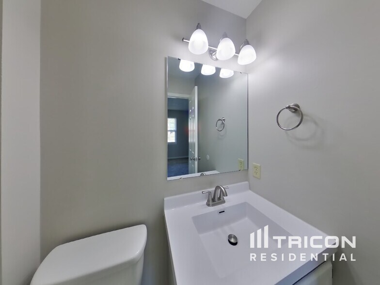 Building Photo - 5755 Rosemont Dr