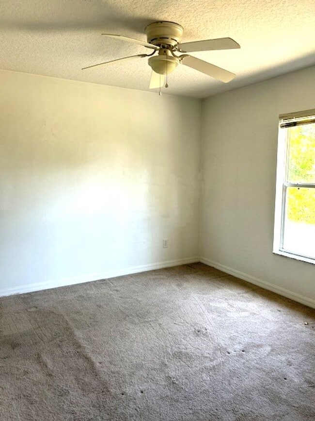Building Photo - 3 bedroom, 2 bath home
