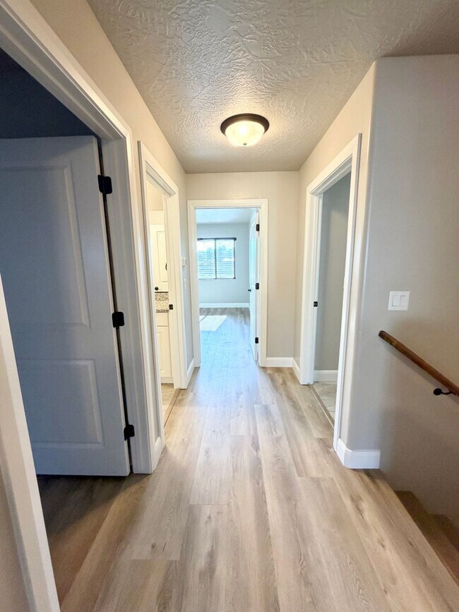 Building Photo - 355 W 200 S