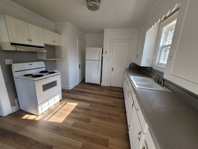 Building Photo - 2 BR across from Johnson Street School
