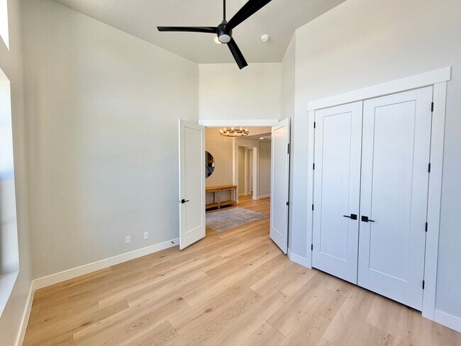 Building Photo - Beautiful Modern 5 Bedroom Home!! Furnished or Unfurnished option!!
