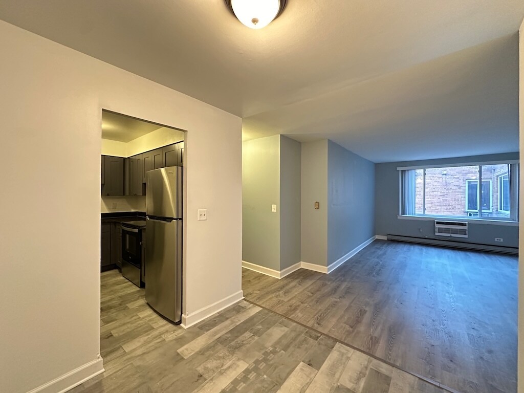 Building Photo - 3825 N Pine Grove Ave