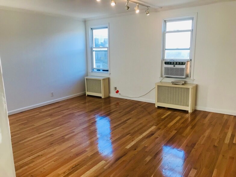 Building Photo - 362 E 235th St