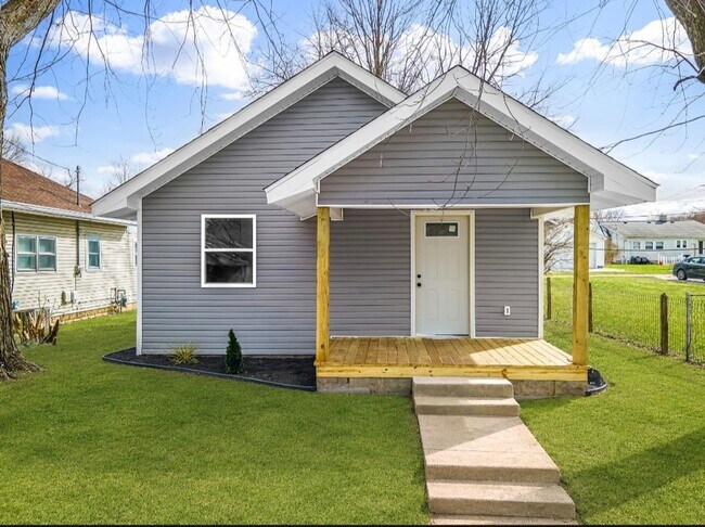 Building Photo - Spacious inside and out! Freshly painted!  3-Bedroom Rental Home – Comfort & Convenience!