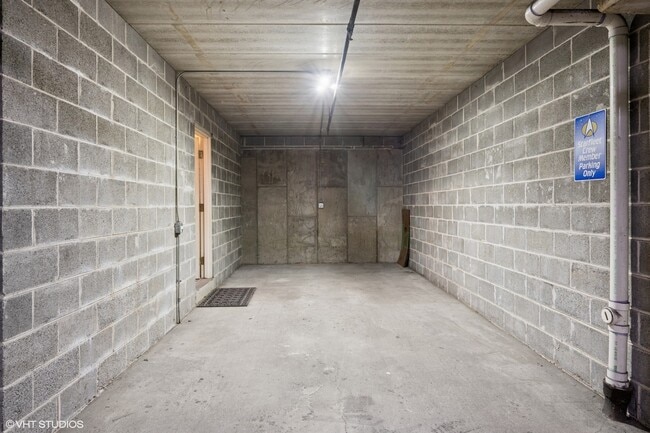 Building Photo - 123 W Oak St