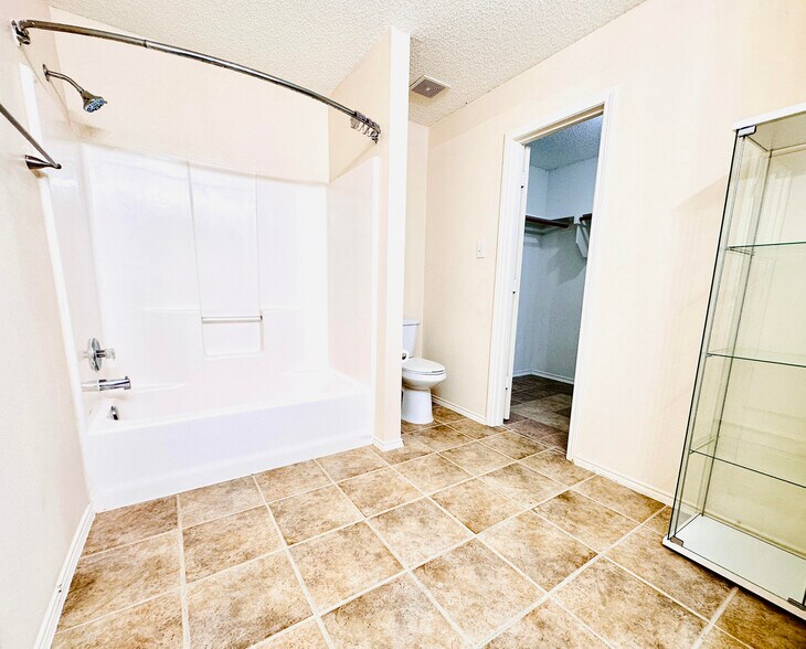 Building Photo - 9809 Tyler Dr