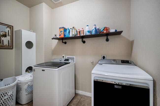 Building Photo - Modern Living Meets Community Charm in This Cibolo Gem