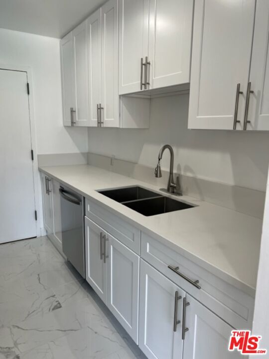 Building Photo - 100 S Doheny Dr