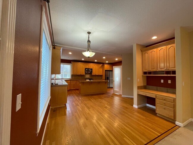 Building Photo - 5 Bed 2.5 Bath + a Den in Tigard/Bull Mountain - Solar Panels, Central A/C and More!