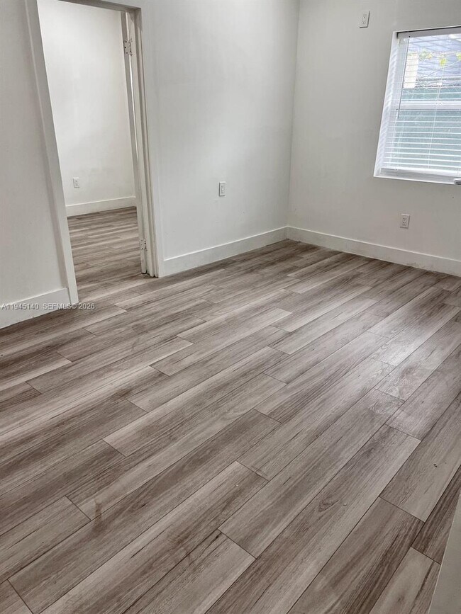 Building Photo - 852 SW 13th Ave