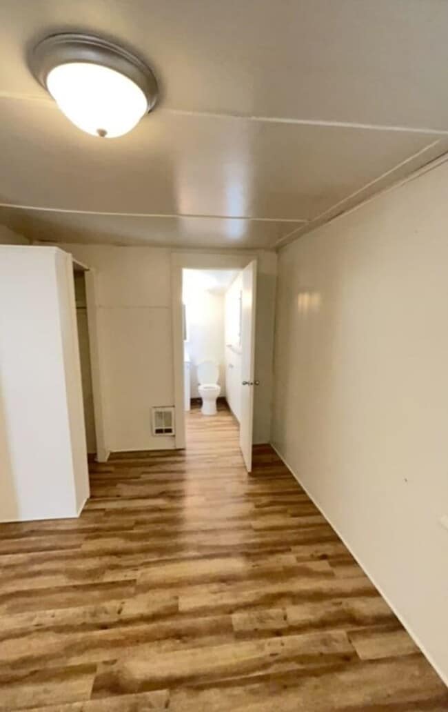 Building Photo - SMALL COTTAGE LIKE HOME IN DESIRABLE WEST ...