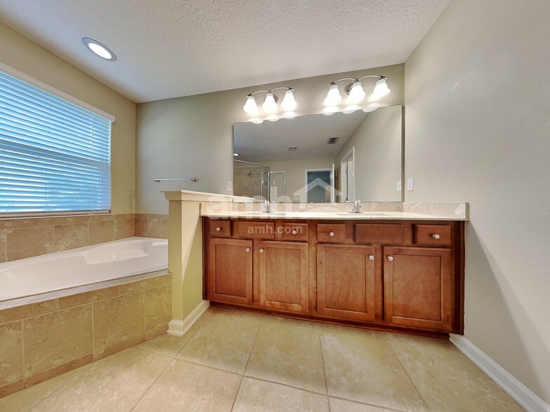 Building Photo - 332 Silver Glen Ave