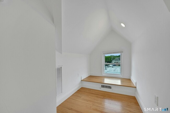Building Photo - 125 Tunxis Hill Rd