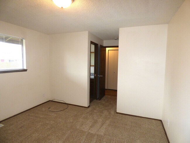 Building Photo - Rent Special: 1/2 Off May's Rent!!