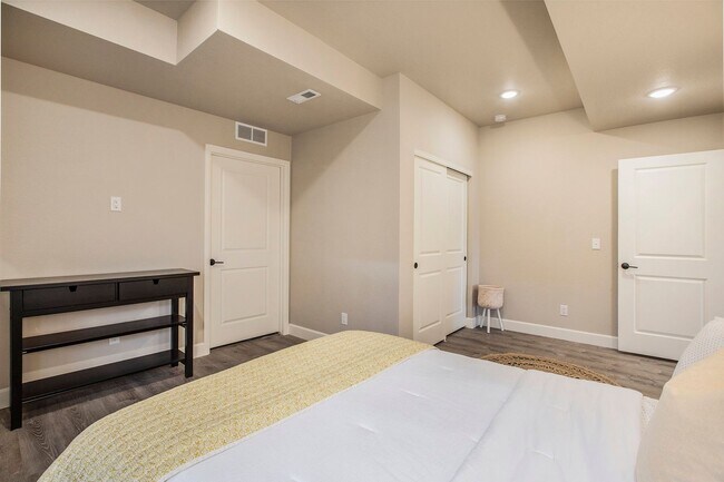 Building Photo - Elegant and spacious home with mountain vi...
