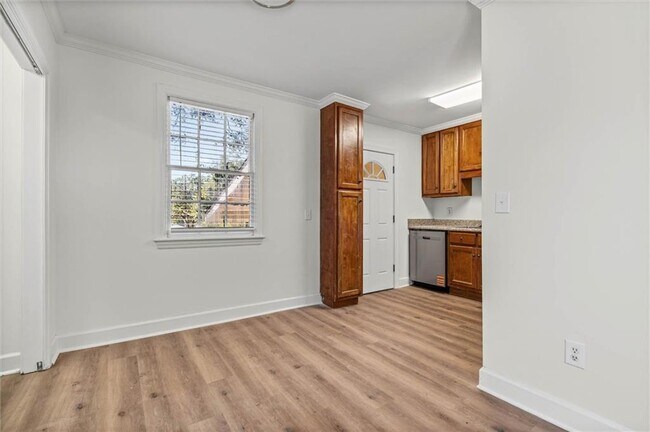 Building Photo - 5213 Pineview Ln S