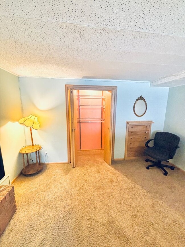 Building Photo - Quaint 1bed 1bath Lower Level Unit, With P...