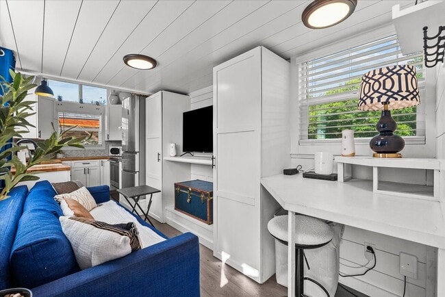 Building Photo - 4734 Oleander St