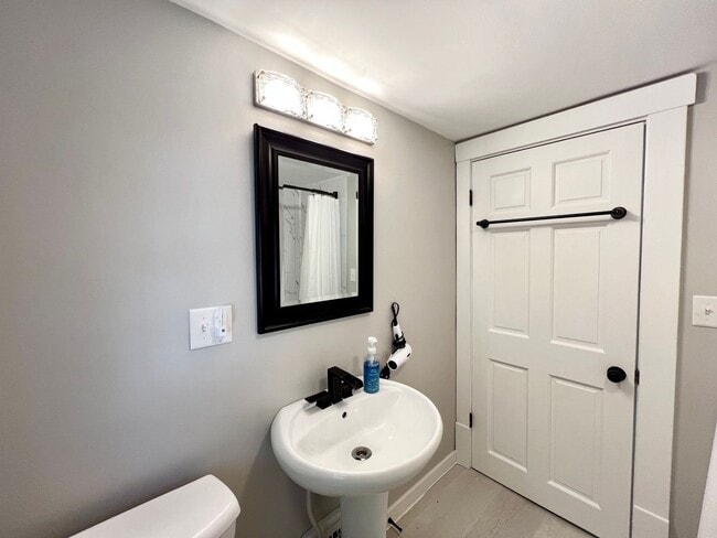 Building Photo - Beautifully Renovated & Fully Furnished Home in Peoria Heights!