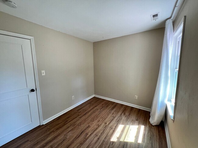 Building Photo - Updated brick ranch in REDWING