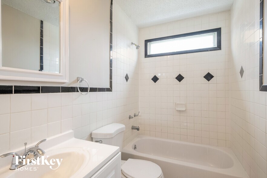 Building Photo - 2613 Fernwood Ave