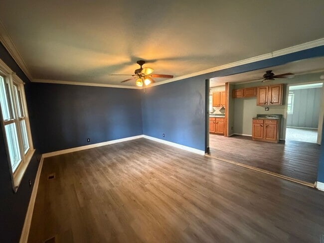 Building Photo - 3 Bed 1.5 Bath Home For Rent