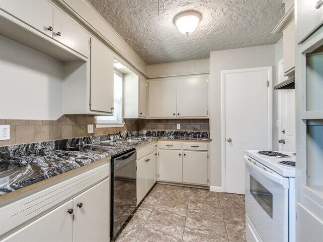Building Photo - 208 Thompson Dr