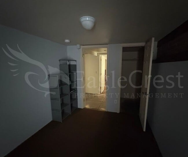 Building Photo - Large 8-Bedroom Home Across from Whitman College – Lawn Care Included