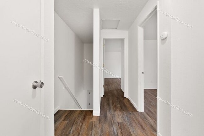 Building Photo - 3 Bedroom Home with New LVP, Fenced Yard & Attached Garage located on Cul-De-Sac!