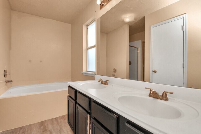 Building Photo - 8914 Pecan Pl Dr