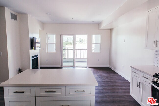 Building Photo - 1431 S Sherbourne Dr