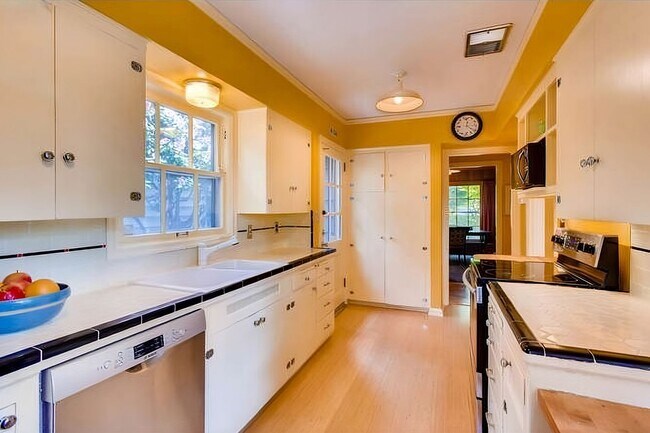 Building Photo - Beautiful Dream Home in the Southwest Hills! Call now to live amongst the trees!