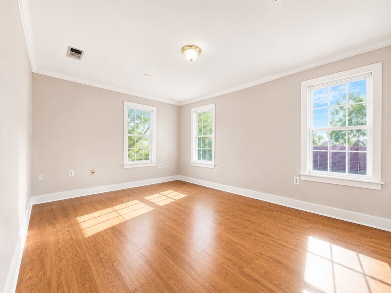 Building Photo - 2208 Coggin Ave