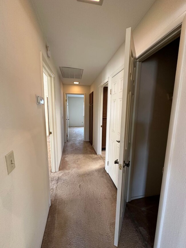 Building Photo - 2 bedroom condo near UNLV