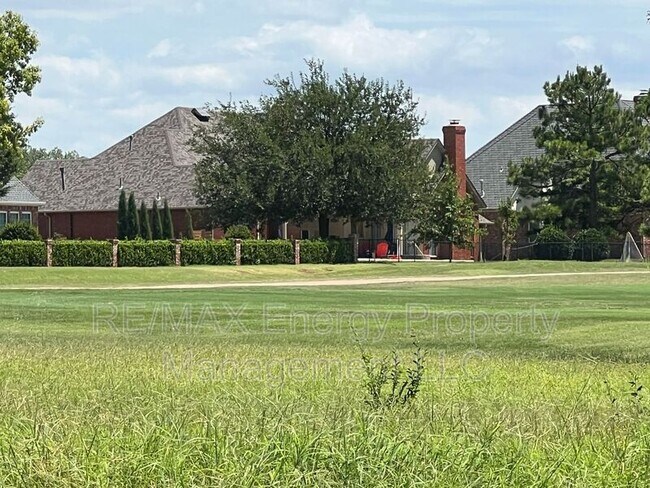 Building Photo - 440 St Claire Dr