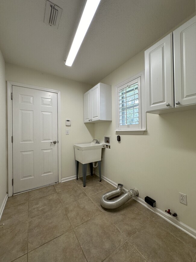Building Photo - 5204 Comfort Ct